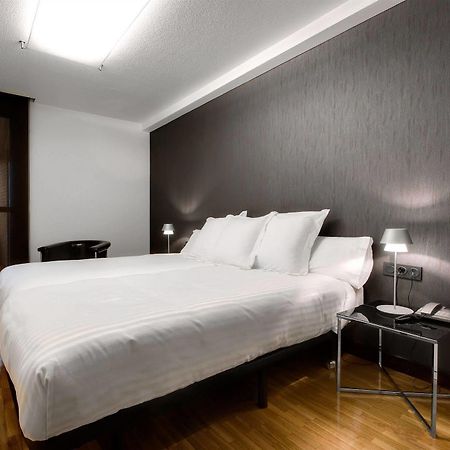 بنبلونة Apartamentos Mendebaldea Suites الغرفة الصورة