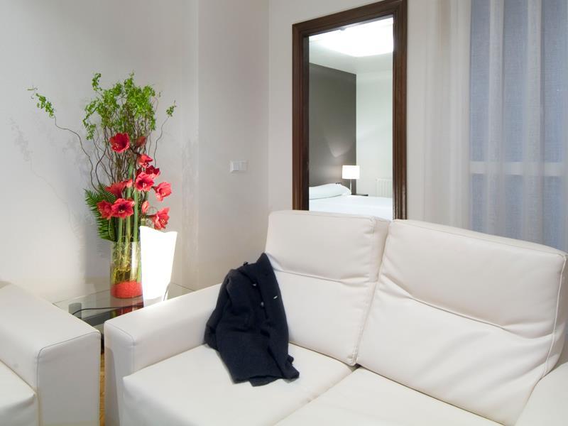 بنبلونة Apartamentos Mendebaldea Suites الغرفة الصورة