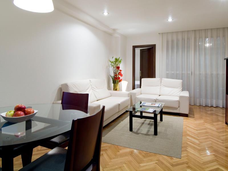 بنبلونة Apartamentos Mendebaldea Suites المظهر الداخلي الصورة