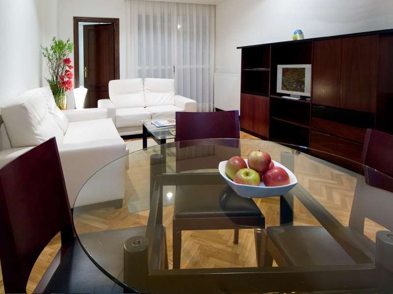 بنبلونة Apartamentos Mendebaldea Suites الغرفة الصورة
