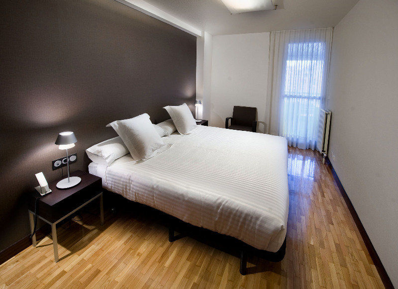 بنبلونة Apartamentos Mendebaldea Suites المظهر الخارجي الصورة