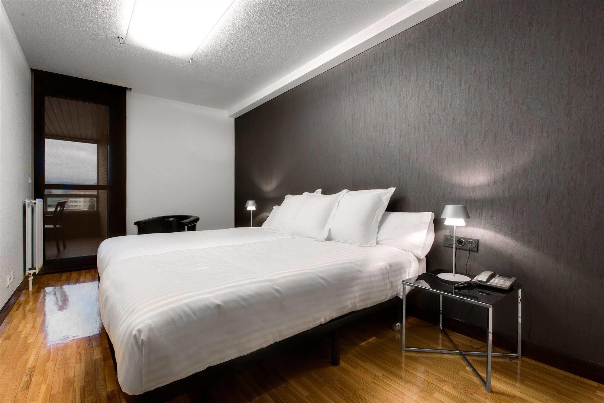 بنبلونة Apartamentos Mendebaldea Suites الغرفة الصورة