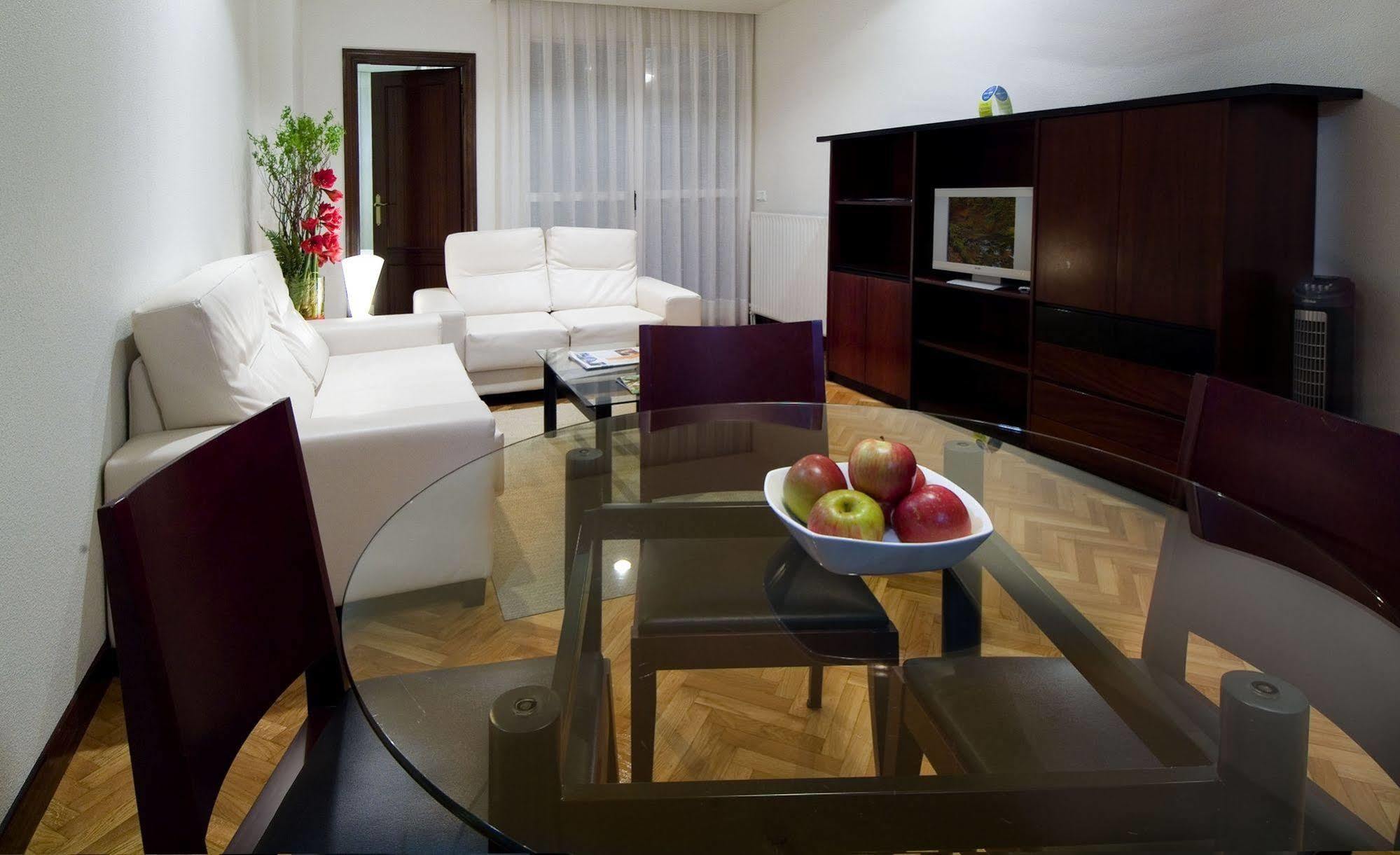 بنبلونة Apartamentos Mendebaldea Suites الغرفة الصورة