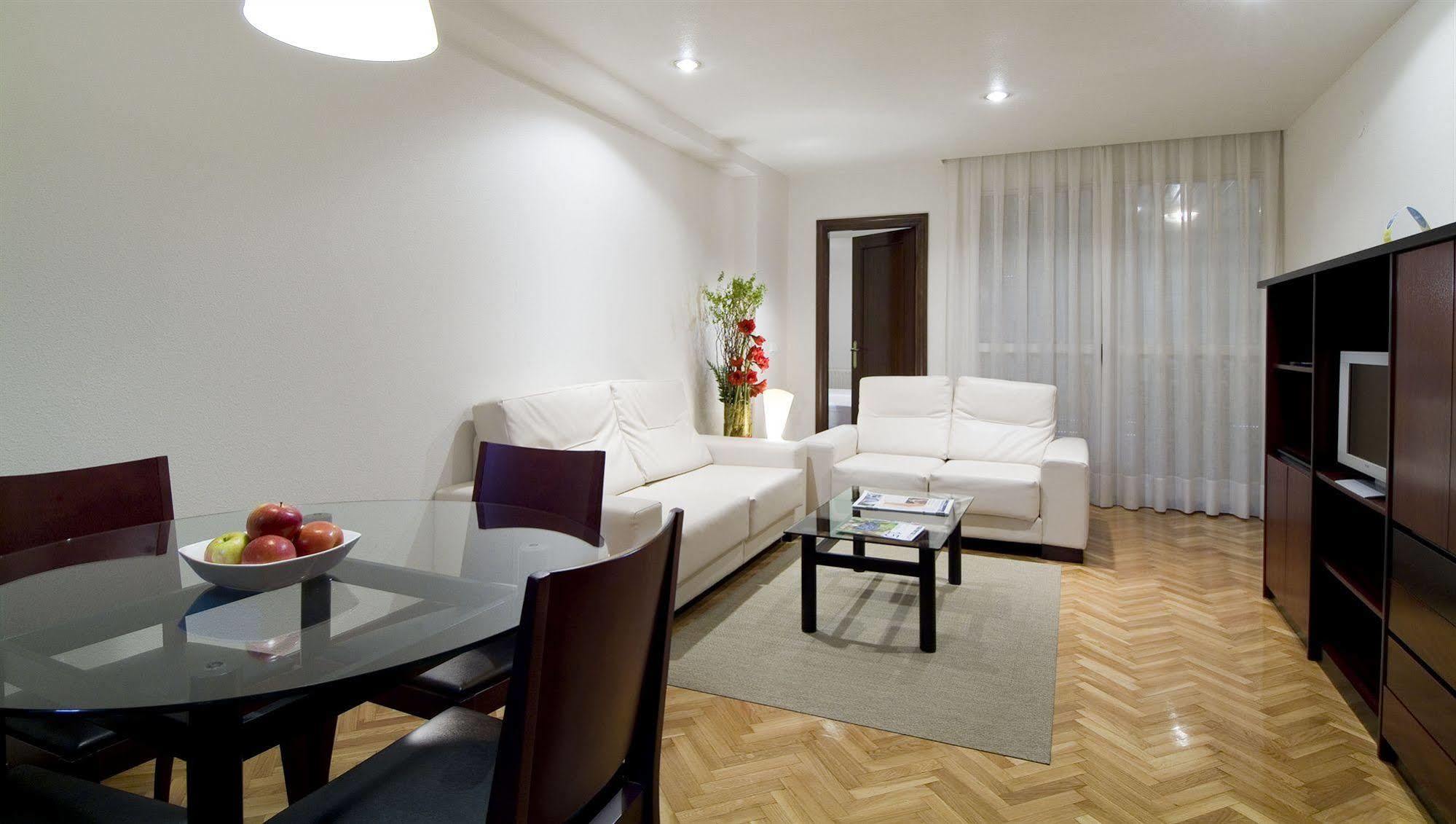 بنبلونة Apartamentos Mendebaldea Suites المظهر الخارجي الصورة